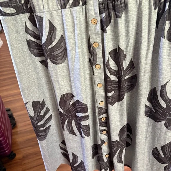 Gray Sleeveless Dress with Leaf Print - Picture 5 of 7